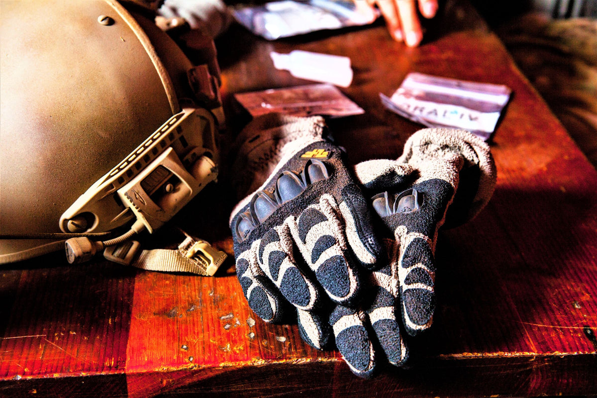 COMBAT GLOVES